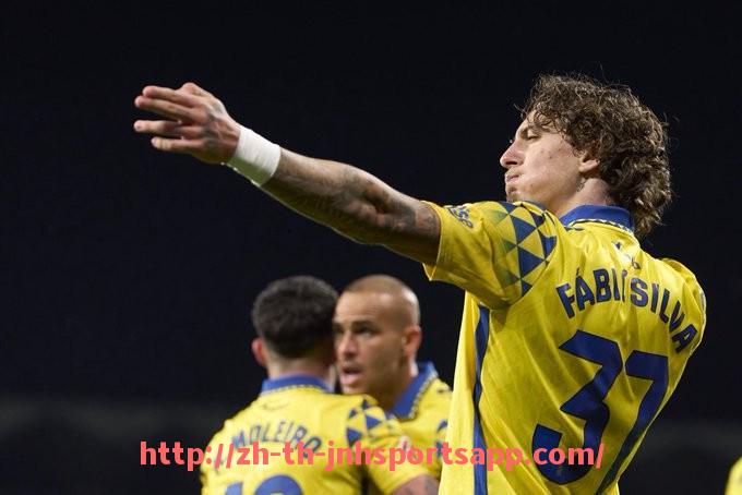 金年会app-2024年NBA季后赛中表现最具爆发力的球员成长路径探讨